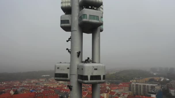 Letecký pohled na městymys starého města Prahy, s mnoha střechami, kostely a památkou Tower Park Praha. — Stock video