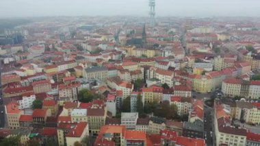 Prag 'ın eski kentinin havadan görünüşü, çatıları, kiliseleri ve Praha Kulesi' nin simgesi..