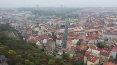 Prag 'ın eski kentinin havadan görünüşü, çatıları, kiliseleri ve Praha Kulesi' nin simgesi..