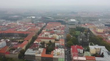 Prag 'ın eski kentinin havadan görünüşü, çatıları, kiliseleri ve Praha Kulesi' nin simgesi..