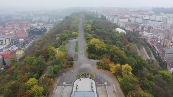 Widok z lotu ptaka Pomnik Narodowy na wzgórzu Vitkov - Muzeum Narodowej Wojny i Historii, Praga, Czechy — Wideo stockowe