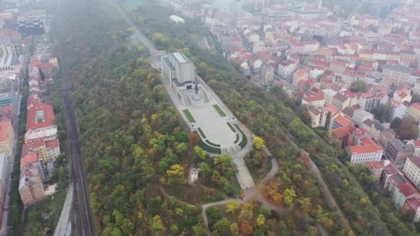 Luchtfoto van Nationaal Monument op Vitkov Hill - Nationaal oorlogsmonument en historisch museum, Praag, Tsjechië — Stockvideo