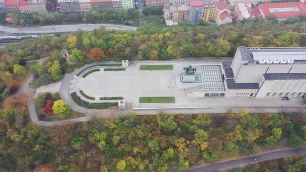 Vista aérea del Monumento Nacional en Vitkov Hill - Monumento nacional a la guerra y museo de historia, Praga, República Checa — Vídeos de Stock