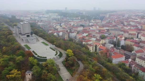 Luchtfoto van Nationaal Monument op Vitkov Hill - Nationaal oorlogsmonument en historisch museum, Praag, Tsjechië — Stockvideo