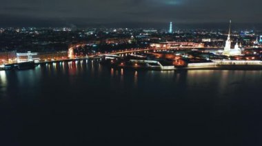 Arka planda Peter ve Paul Kalesi 'nin bulunduğu Neva nehrinin havadan görünüşü, St Petersburg, Rusya