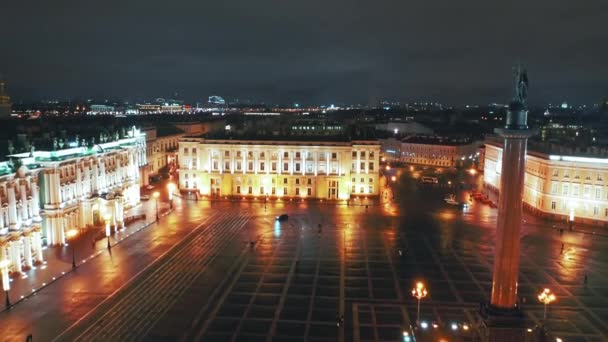 Aerial view to Palace square with Winter Palace and Alexander Column in background, St Petersburg, Russia — ストック動画