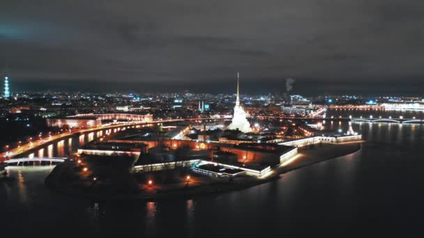 Flygfoto över Neva floden med Peter och Paul Fästning i bakgrunden, Sankt Petersburg, Ryssland — Stockvideo
