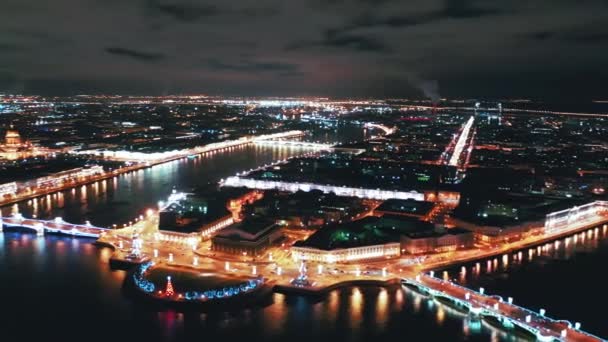 Вид с воздуха на Старую Санкт-Петербургскую фондовую биржу и Ростральные колонны, Санкт-Петербург, Россия — стоковое видео