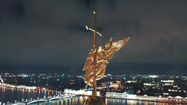 Aerial view of Peter and Paul Fortress spire with a gold cross and an angel, Szentpétervár, Oroszország — Stock videók