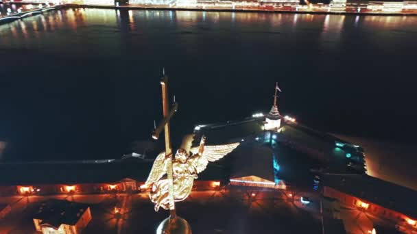 Aerial view of Peter and Paul Fortress spire with a gold cross and an angel, Szentpétervár, Oroszország — Stock videók