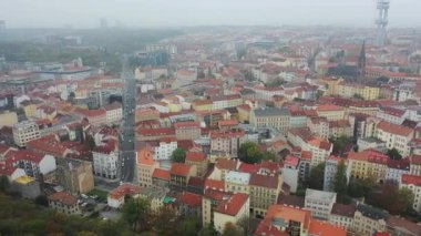 Prag 'ın eski kentinin havadan görünüşü, çatıları, kiliseleri ve Praha Kulesi' nin simgesi..