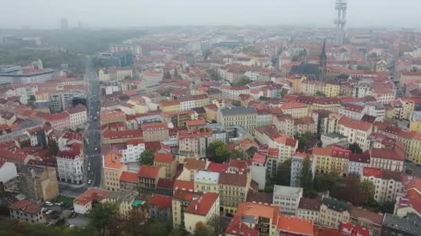 Luchtfoto van de stad cape van de oude stad van Praag, met veel daken, kerken, en het oriëntatiepunt van Tower Park Praha. — Stockvideo