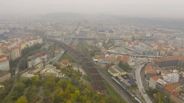 Prag 'ın kırmızı çatıları ve Prag' ın tarihi eski kasabasının düzinelerce kulesi. Puslu ve sisli bir günde Prag şehri manzarası. Kırmızı çatılar, kuleler ve arka plandaki eski şehir. Prag, Praha, Çek. — Stok fotoğraf