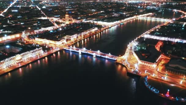 Luchtfoto van de effectenbeurs van Sint-Petersburg en de paleisbrug, Sint-Petersburg, Rusland — Stockvideo
