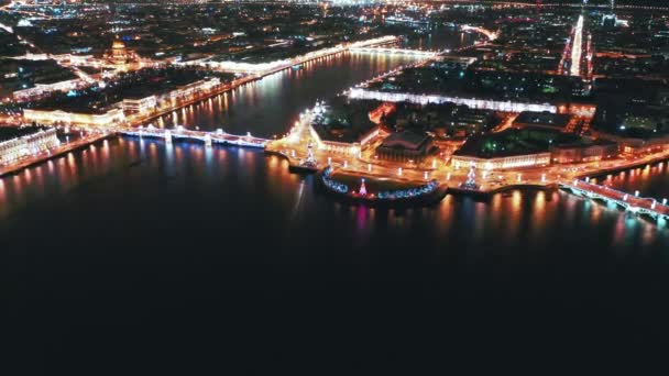 공중에서 본 Old Petersburg Stock Exchange and Rostral Columns, St. Petersburg, Russia — 비디오