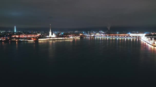 Вид с воздуха на Неву на фоне Петропавловской крепости, Санкт-Петербург, Россия — стоковое видео