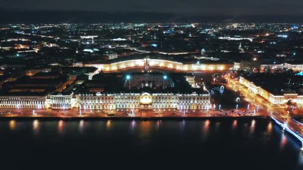 Flygfoto över Vinterpalatset eller Hermitage från Palace Embankment med Palace Square i bakgrunden, Sankt Petersburg, Ryssland — Stockvideo