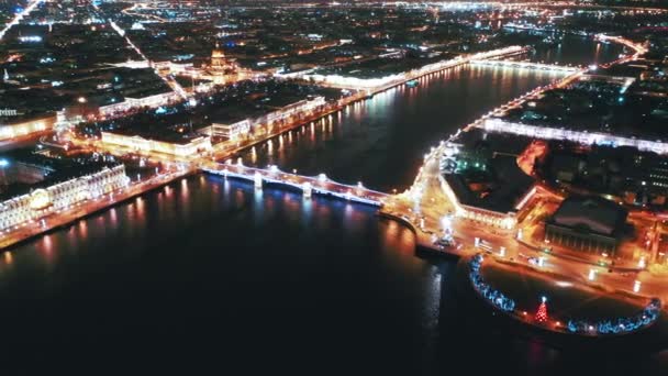 Luchtfoto van de effectenbeurs van Sint-Petersburg en de paleisbrug, Sint-Petersburg, Rusland — Stockvideo