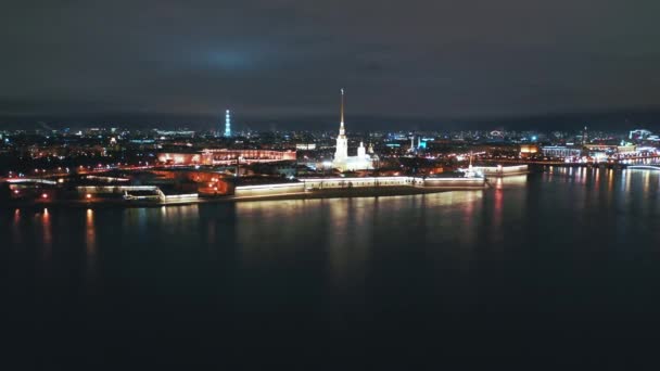 Vista aérea del río Neva con Peter y Paul Fortaleza en el fondo, San Petersburgo, Rusia — Vídeos de Stock