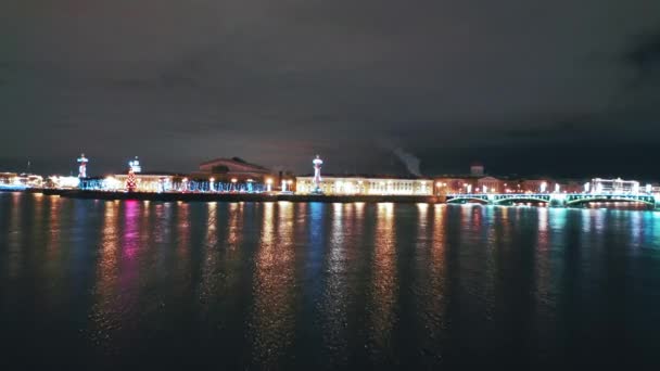 Aerial view of Old Saint Petersburg Stock Exchange and Rostral Columns, St Petersburg, Russia — Stock Video