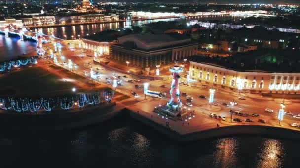 Вид с воздуха на Старую Санкт-Петербургскую фондовую биржу и Ростральные колонны, Санкт-Петербург, Россия — стоковое видео