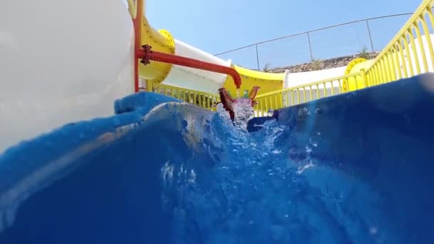 Water stroomt van de glijbaan in het aquapark op Kreta, Griekenland — Stockvideo