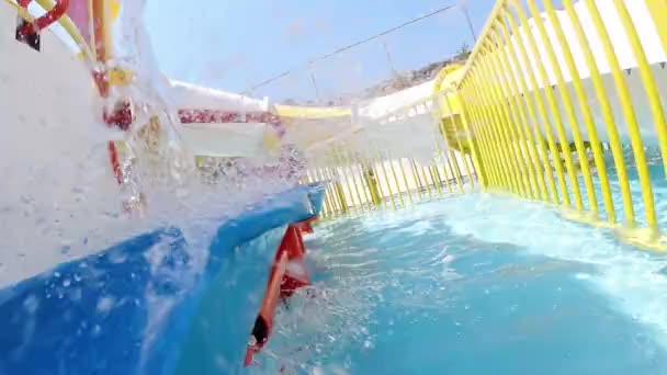 Water stroomt van de glijbaan in het aquapark op Kreta, Griekenland — Stockvideo