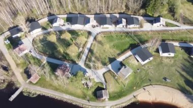 Borisovskoye Gölü, sonbahar günü orman ve yerleşim alanı, Borisovo, Leningrad Oblastı, Rusya