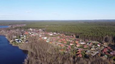 Borisovskoye Gölü, sonbahar günü orman ve yerleşim alanı, Borisovo, Leningrad Oblastı, Rusya
