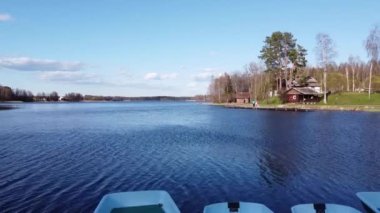 Borisovskoye Gölü, sonbahar günü orman ve yerleşim alanı, Borisovo, Leningrad Oblastı, Rusya
