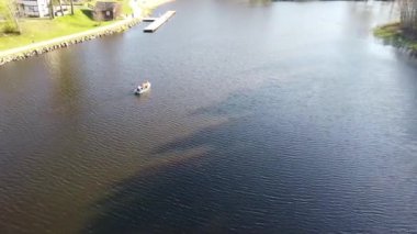 Borisovskoye Gölü, sonbahar günü orman ve yerleşim alanı, Borisovo, Leningrad Oblastı, Rusya