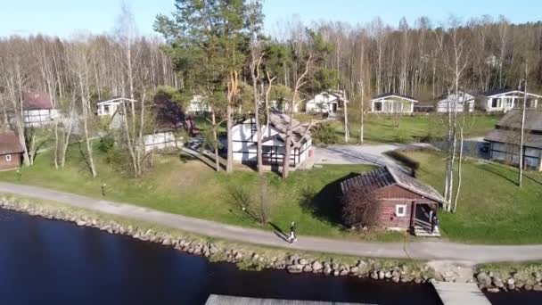 Luftaufnahme des Borissowski-Sees, des Waldes und der Siedlung im Herbst, Borissowo, Oblast Leningrad, Russland — Stockvideo