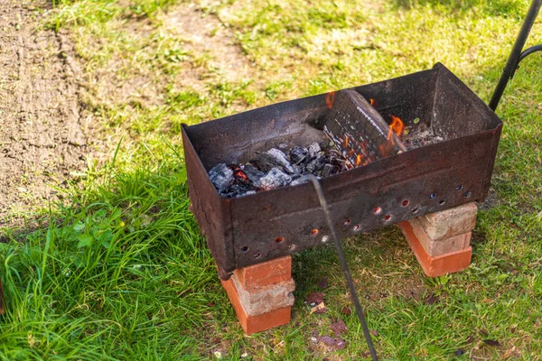 Parrilla de barbacoa con fuego en el jardín, al aire libre, de cerca, Londres, Reino Unido —  Fotos de Stock