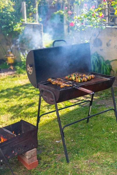 Barbecue grill met vuur in de tuin, buiten, close up, Londen, UK — Stockfoto