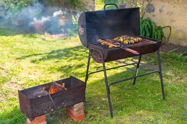 Barbecue grill avec feu dans le jardin, extérieur, gros plan, Londres, Royaume-Uni Images De Stock Libres De Droits