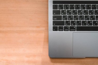 Kavramsal çalışma alanı, masadaki boş beyaz ekranlı dizüstü bilgisayar, bulanık arkaplan. Geleneksel Çin Alfabesi işletim sisteminde kullan.