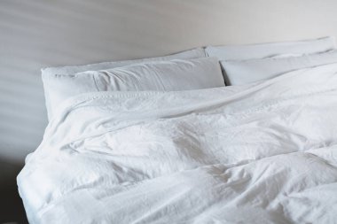 yatak odasında beyaz yatakta yorgan yatak beyaz yastıklar