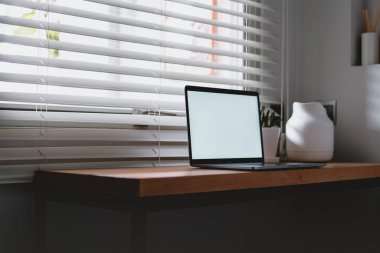 Bilgisayarı ve dizüstü bilgisayarı olan bir iş yeri. Uzayı kopyala Geleneksel Çin Alfabesi işletim sisteminde kullan.