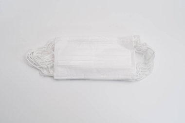 Beyaz arka planda koruyucu tıbbi maske.