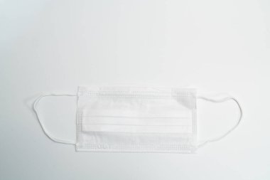 Beyaz arka planda koruyucu tıbbi maske.