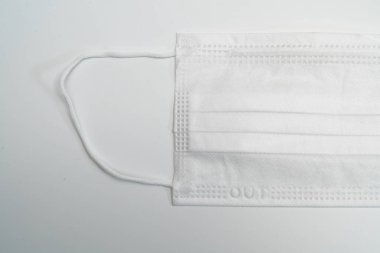 Beyaz arka planda koruyucu tıbbi maske.