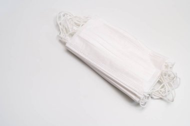 Beyaz arka planda koruyucu tıbbi maske.