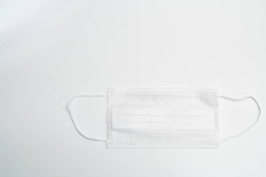 Beyaz arka planda koruyucu tıbbi maske.