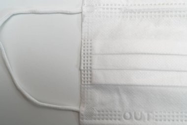 Beyaz arka planda koruyucu tıbbi maske.