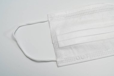 Beyaz arka planda koruyucu tıbbi maske.