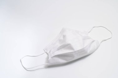 Beyaz arka planda koruyucu tıbbi maske.