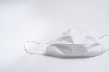 Beyaz arka planda koruyucu tıbbi maske.