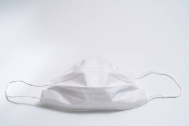 Beyaz arka planda koruyucu tıbbi maske.
