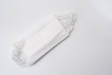 Beyaz arka planda koruyucu tıbbi maske.