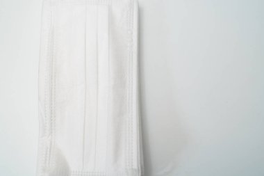 Beyaz arka planda koruyucu tıbbi maske.